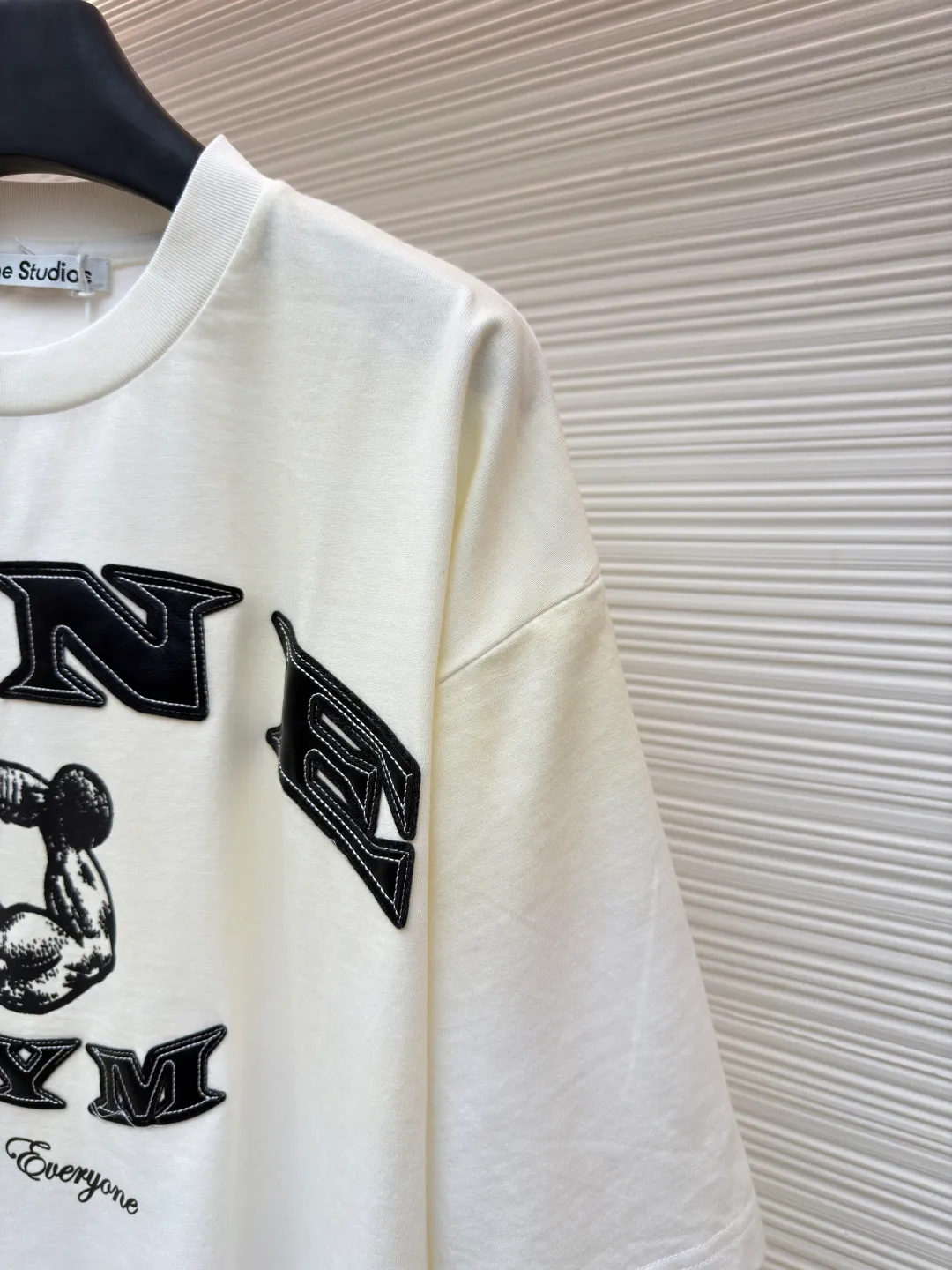 Acne Studios old logo fake two-piece long sleeves ●Original version: purchased and developed for 5500 ●Item number: 1681410-A65 ●Fabric: plain cotton fabric ●Technology: Glue printing production ●Color: white ●Version: fitted version ●Weight: about 400 grams ●Size: S-M-L-XL ●Description: Customized elegant cotton double-ply soft plain weave fabric and plaid moire memory plain weave cotton, soft and delicate, comfortable and close to the skin A hint of calmness and restraint in gray-toned green exudes a quiet and deep beauty. The ACNE GYM logo on the body is outlined with powerful white lines. For Everyone is simple but contains profound meaning. The old-fashioned effect that is inadvertently smudged meets the carrier of retro sentiment. It makes a stunning appearance in a fake two-piece version. It cleverly simulates the layering effect and is full of fashionable tension. Make every outfit a fashionable feast, using imported machine appliqué technology. Use advanced computer control systems and precision mechanical components to implement ACNE GYM appliqué operations. Present an embroidery effect with both clarity and three-dimensionality, using glue printing. The printing has been modified three times with film screens. Use glue liquid paint to print the pattern on the fabric. Bake the fabric to fix the printing pattern, and use the gradient old-fashioned spray process. Spray dyes of different colors on the surface of the fabric. Realize that clothes can show rich color changes under different lights and increase visual layering. The overall wiring is straight and delicate, the fabric is comfortable and soft, and the color is consistent without color difference. It can be matched with the same style to create a fashionable look and control various occasions. Customized accessories, complete with three standards, same style for men and women!